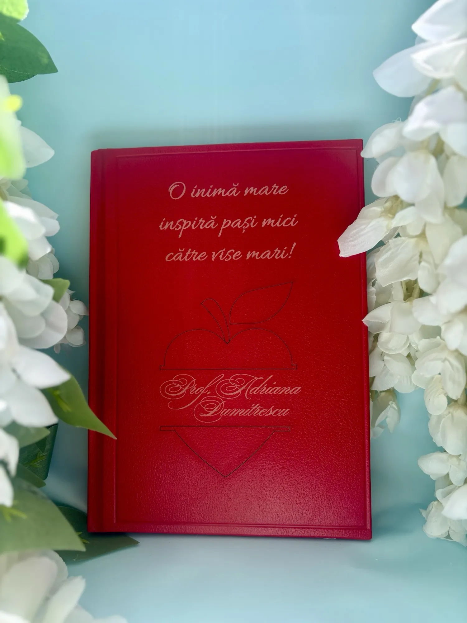 Agendă neagră personalizată, gravată laser cu simbolul justiției — cadou lucrat în atelierul Atelier 2Fabs