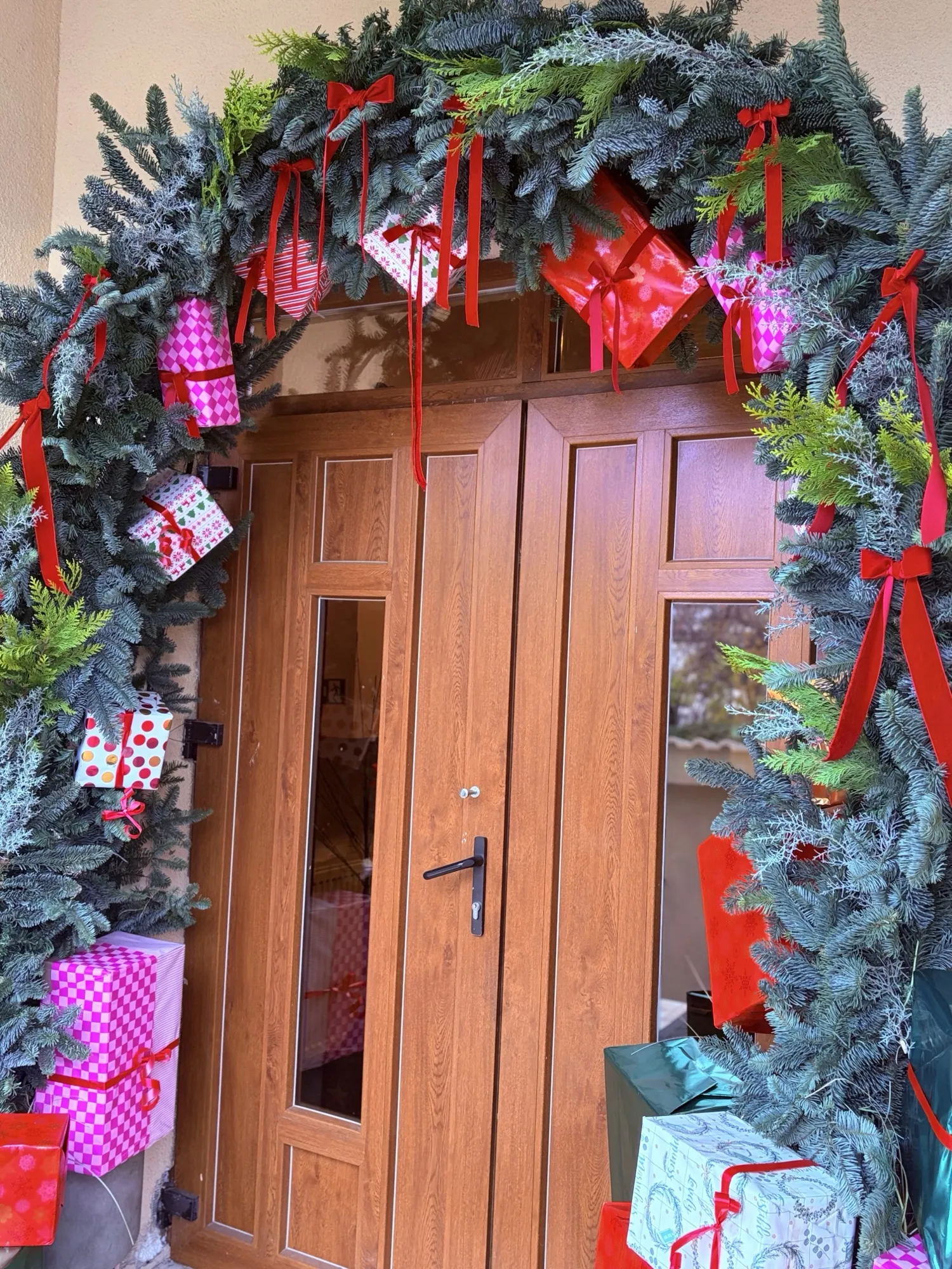 Arcadă decorativă de intrare pentru sărbători, aranjament pe temă