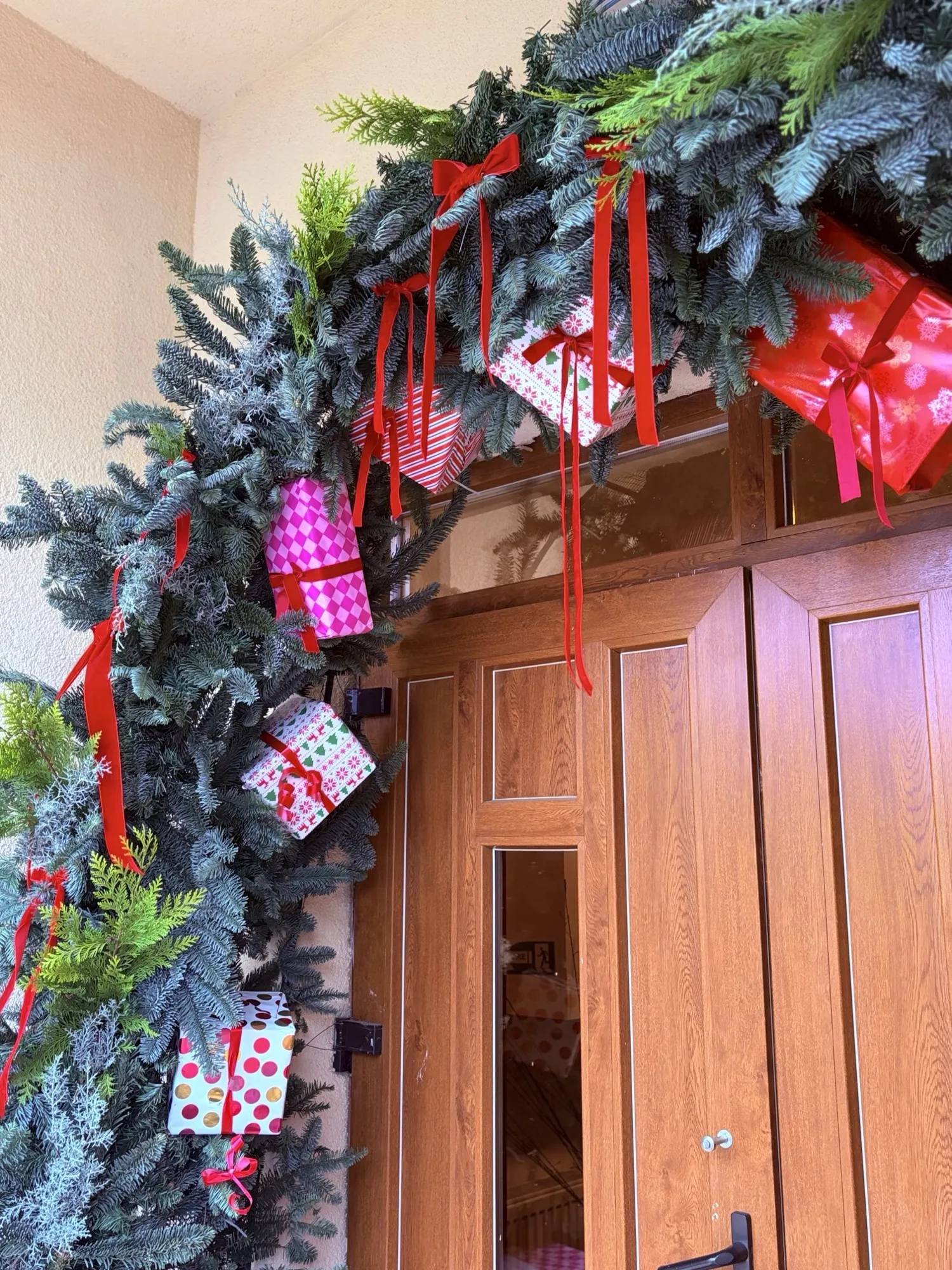 Arcadă decorativă de intrare pentru sărbători, aranjament pe temă