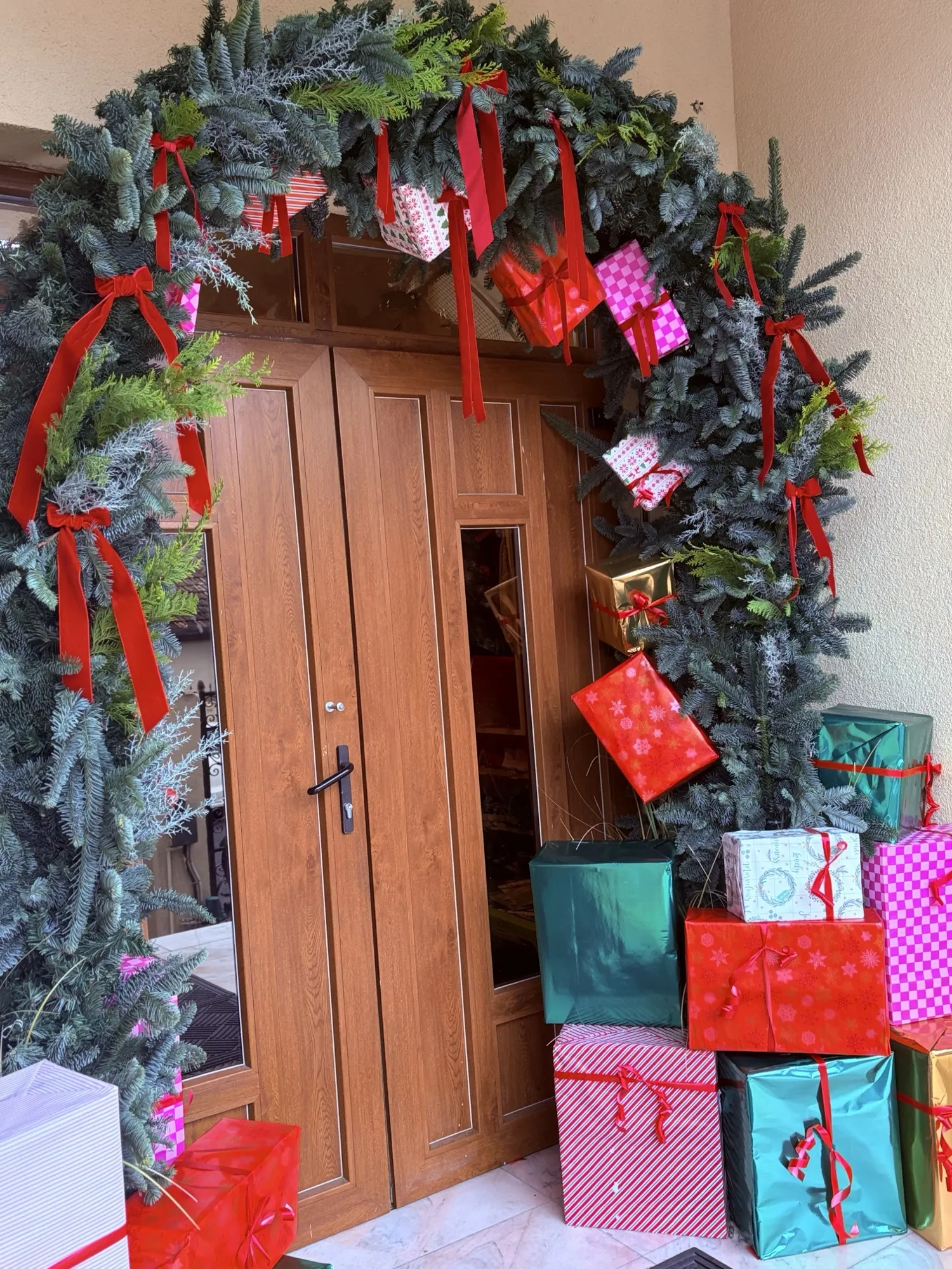 Arcadă decorativă de intrare pentru sărbători, aranjament pe temă