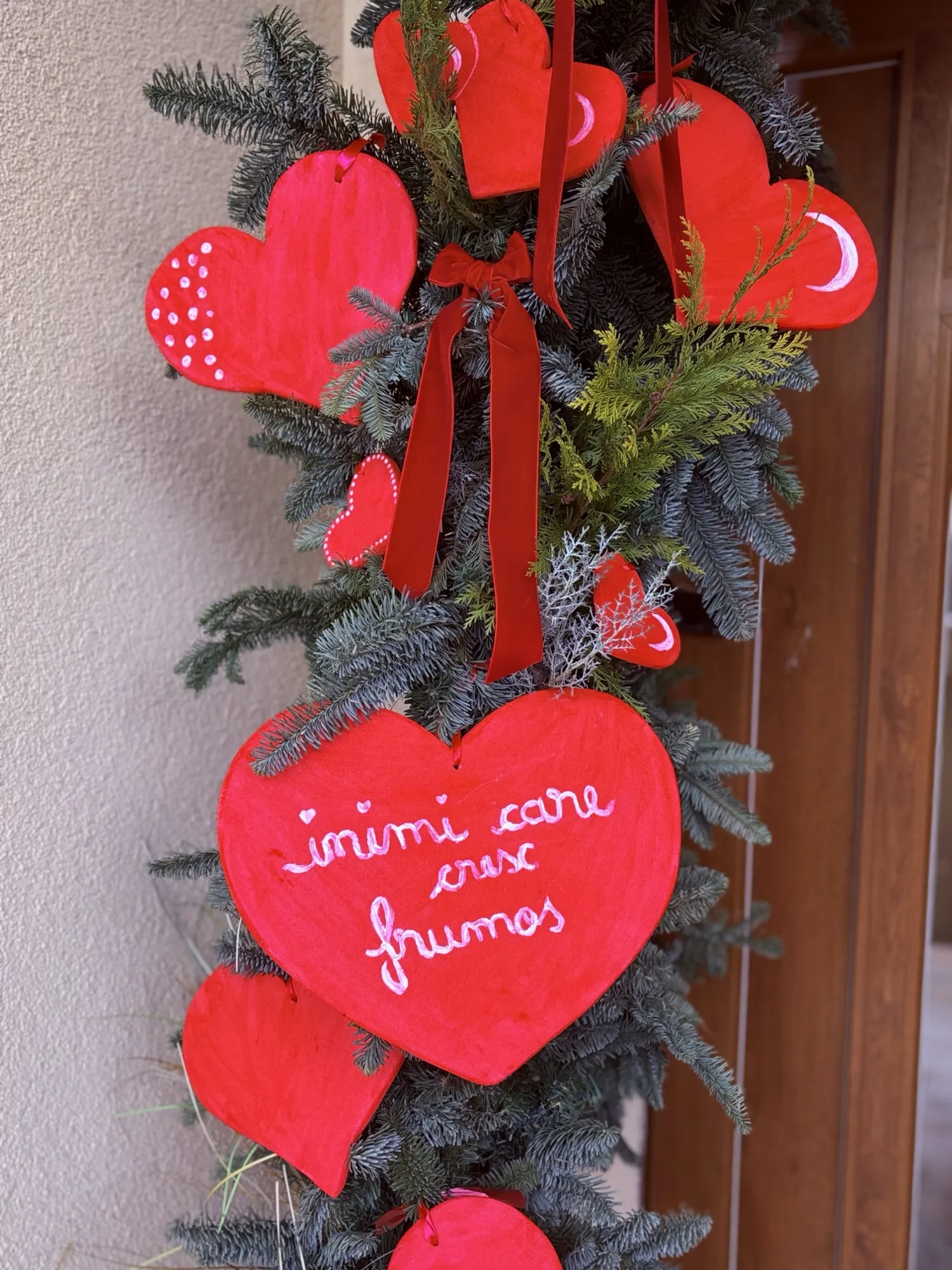 Arcadă decorativă de intrare pentru sărbători, aranjament pe temă