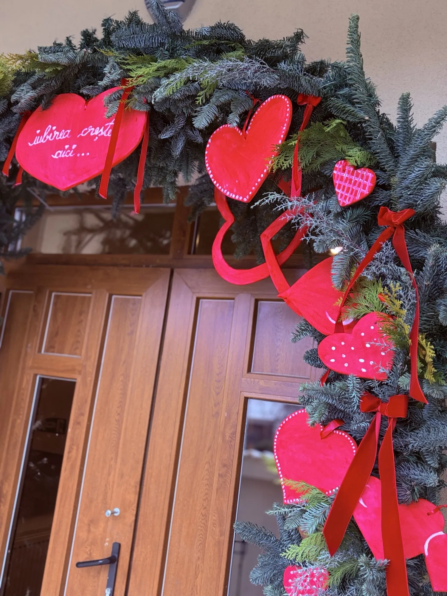 Arcadă decorativă de intrare pentru sărbători, aranjament pe temă