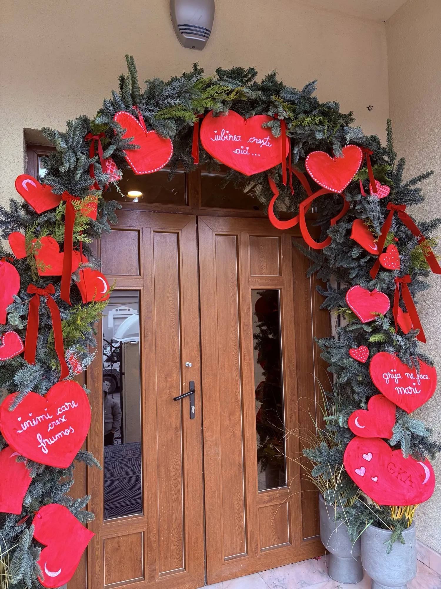 Arcadă decorativă de intrare pentru sărbători, aranjament pe temă