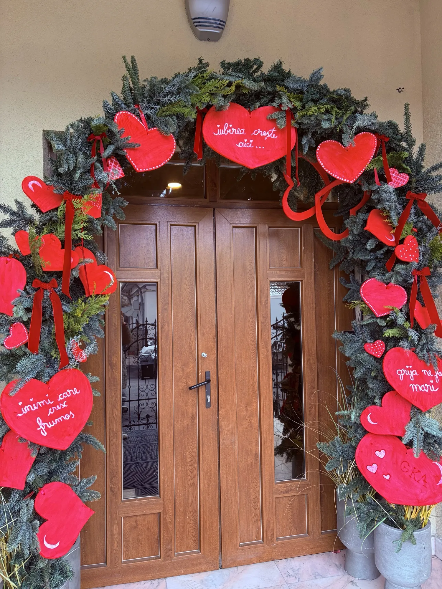 Arcadă decorativă de intrare pentru sărbători, aranjament pe temă