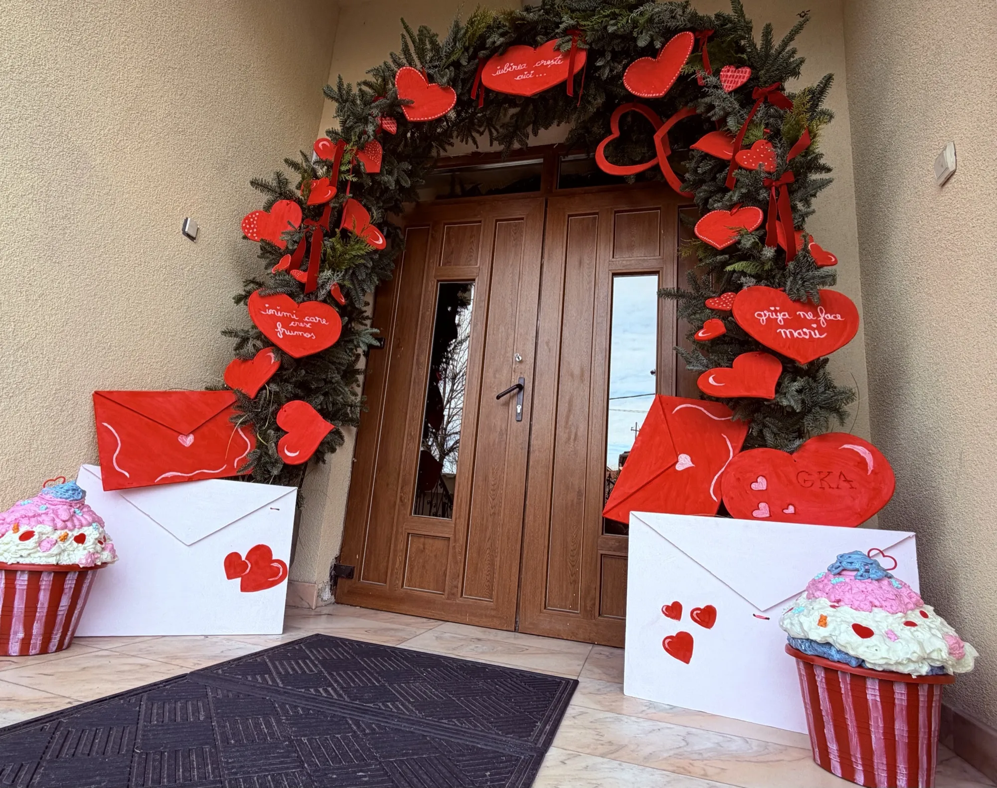 Arcadă decorativă de intrare pentru sărbători, aranjament pe temă