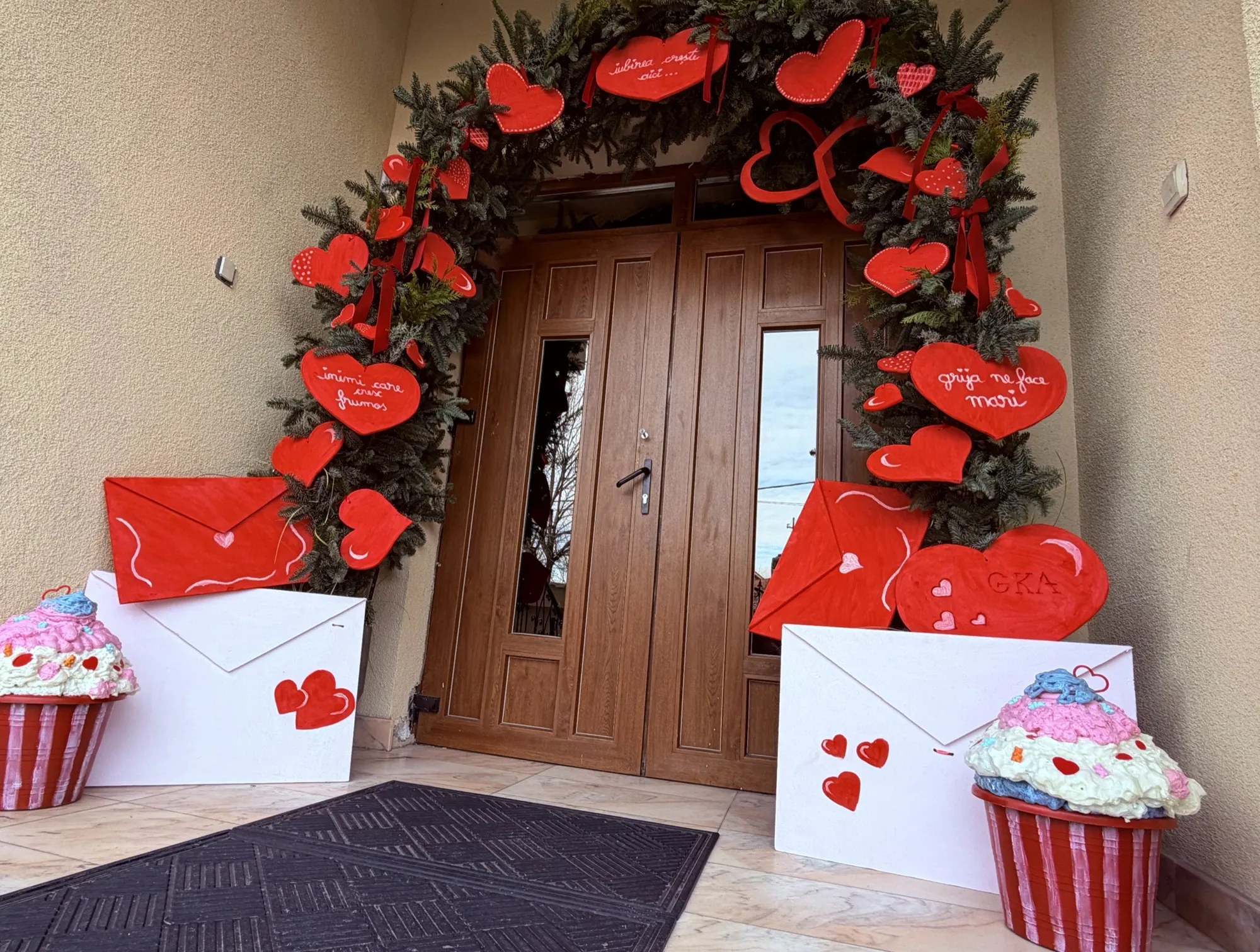 Arcadă decorativă de intrare pentru sărbători, aranjament pe temă