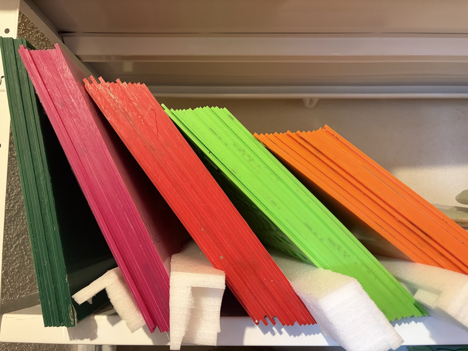 Stoc de plăci acrilice colorate din atelier
