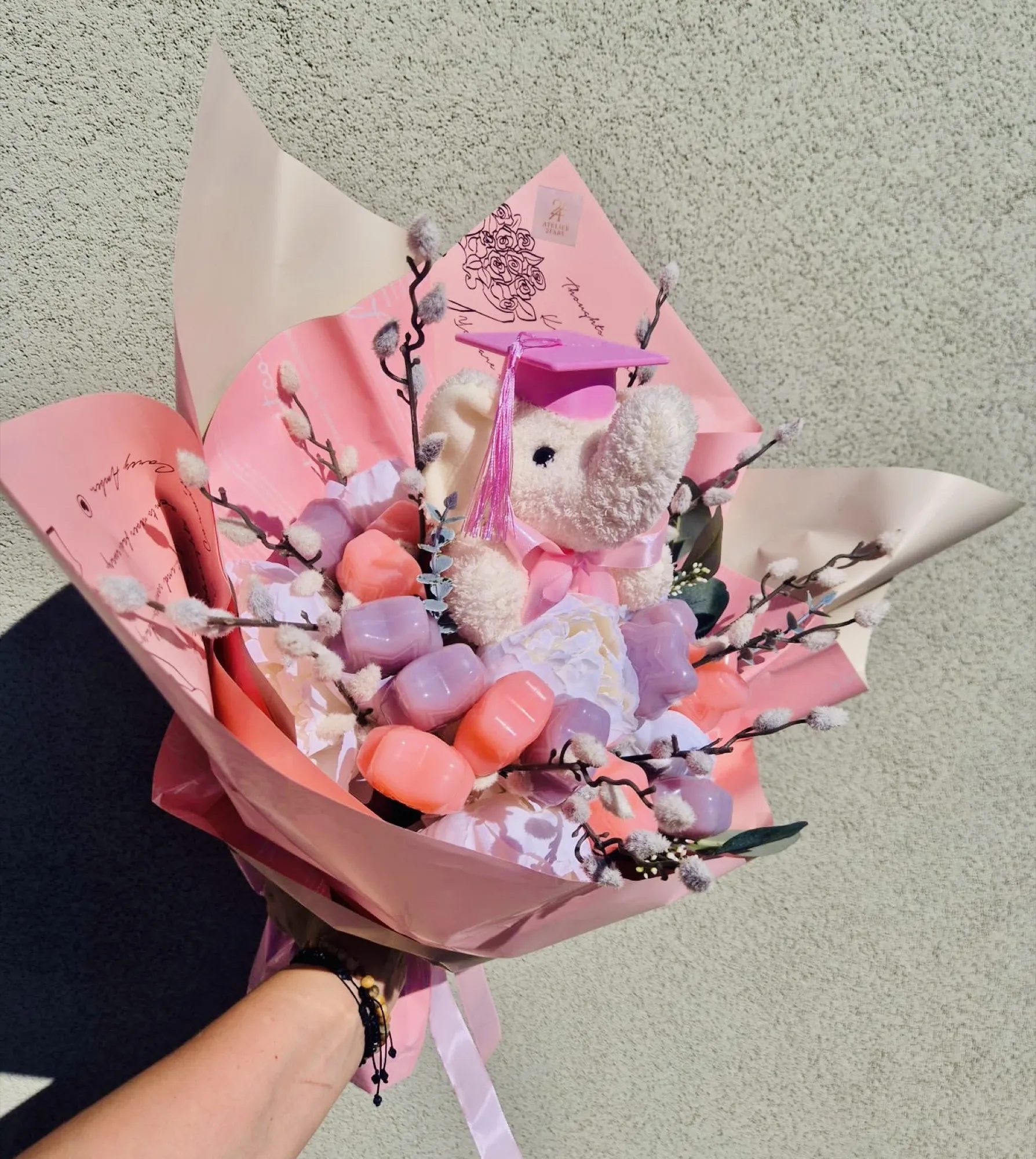 Buchet personalizat din dulciuri și flori, aranjat manual