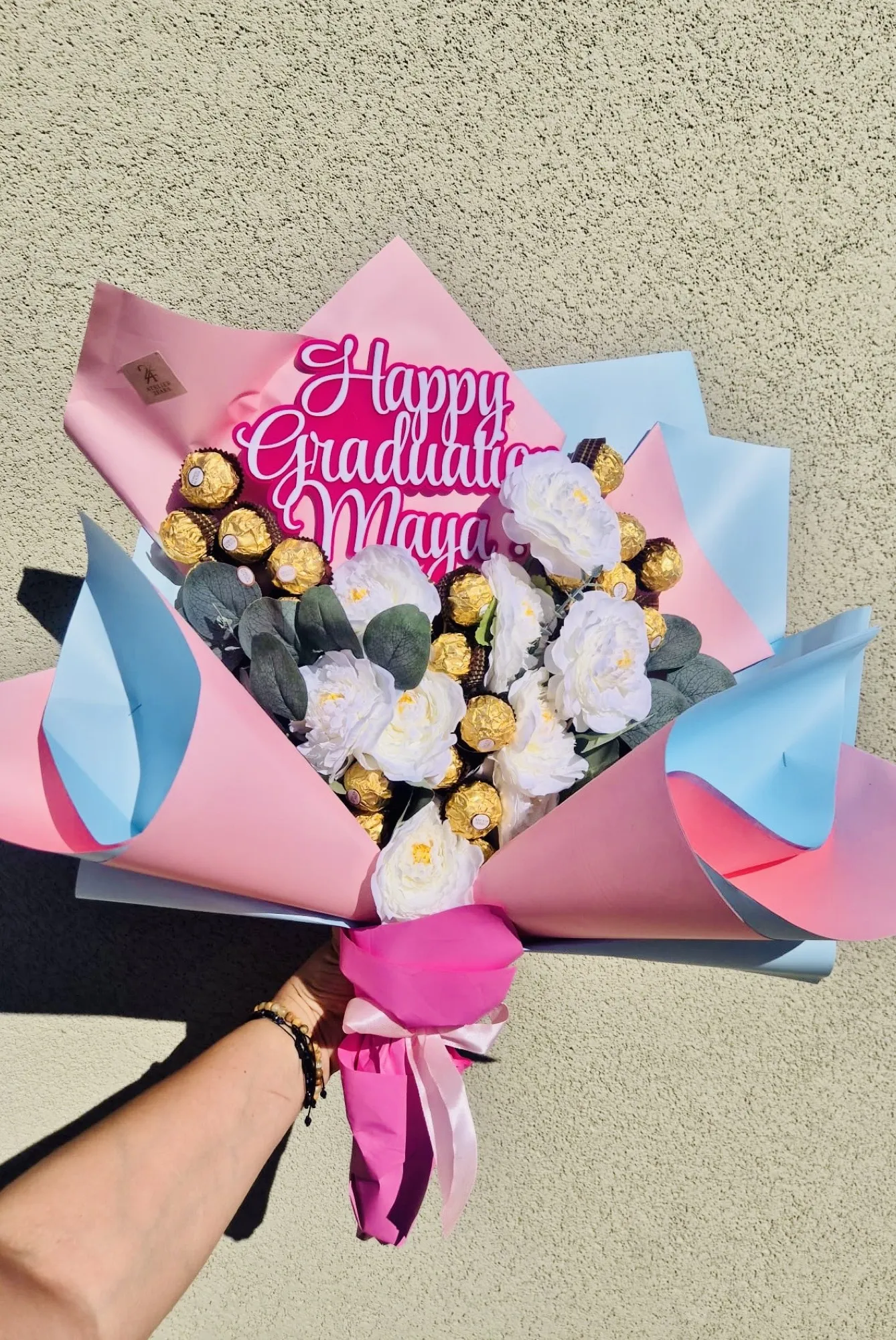 Buchet personalizat din dulciuri și flori, aranjat manual