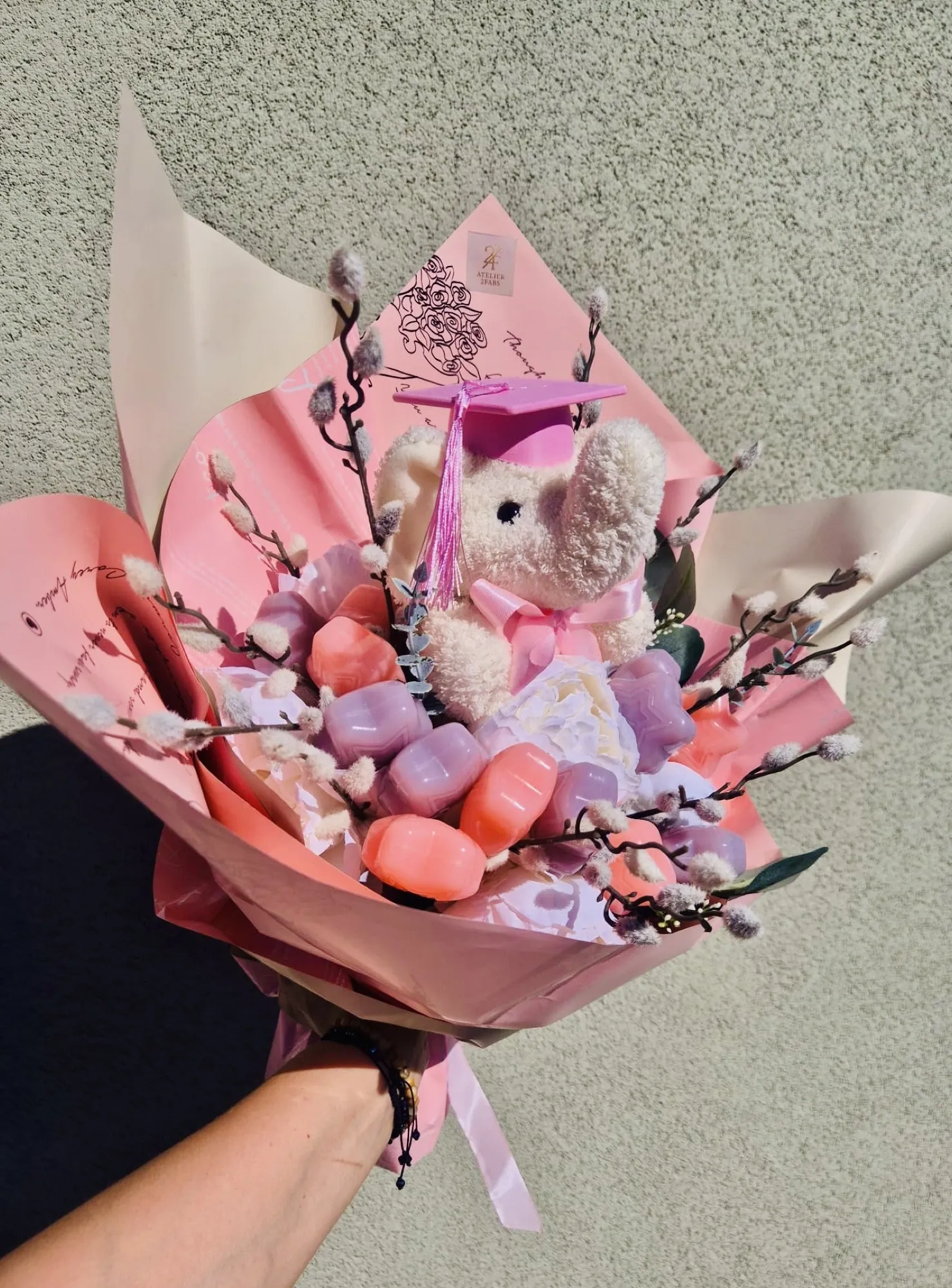 Buchet personalizat din dulciuri și flori, aranjat manual