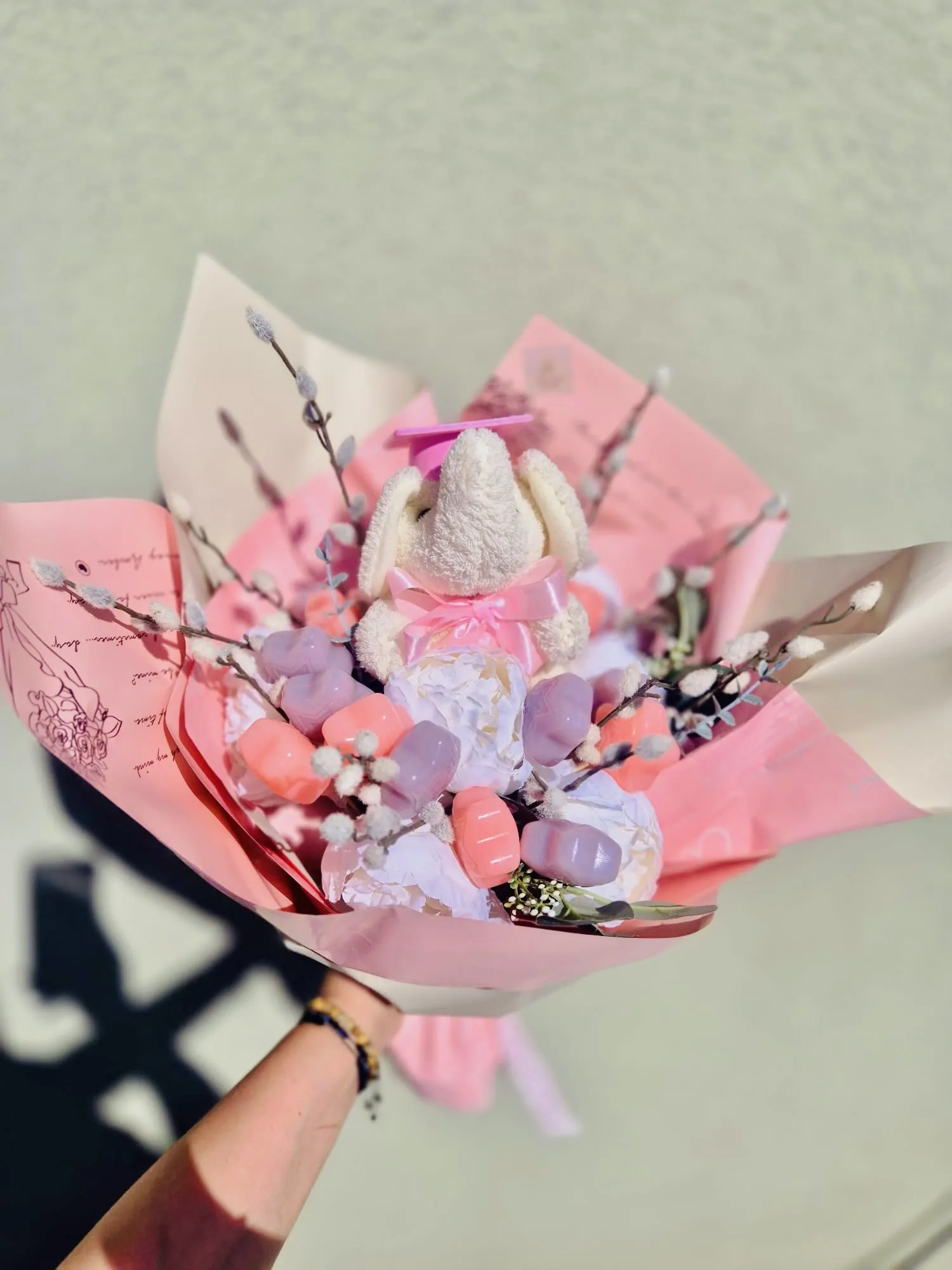 Buchet personalizat din dulciuri și flori, aranjat manual