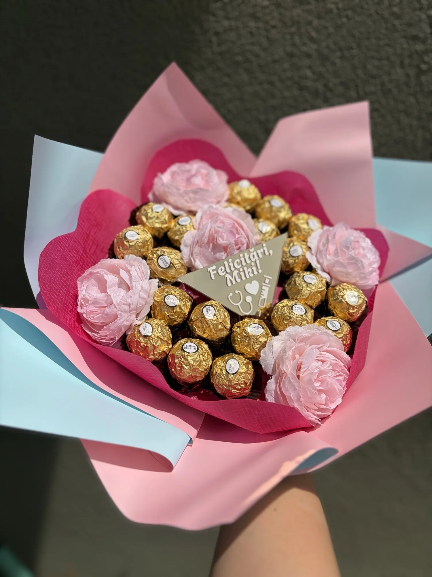 Buchet personalizat din dulciuri și flori, aranjat manual
