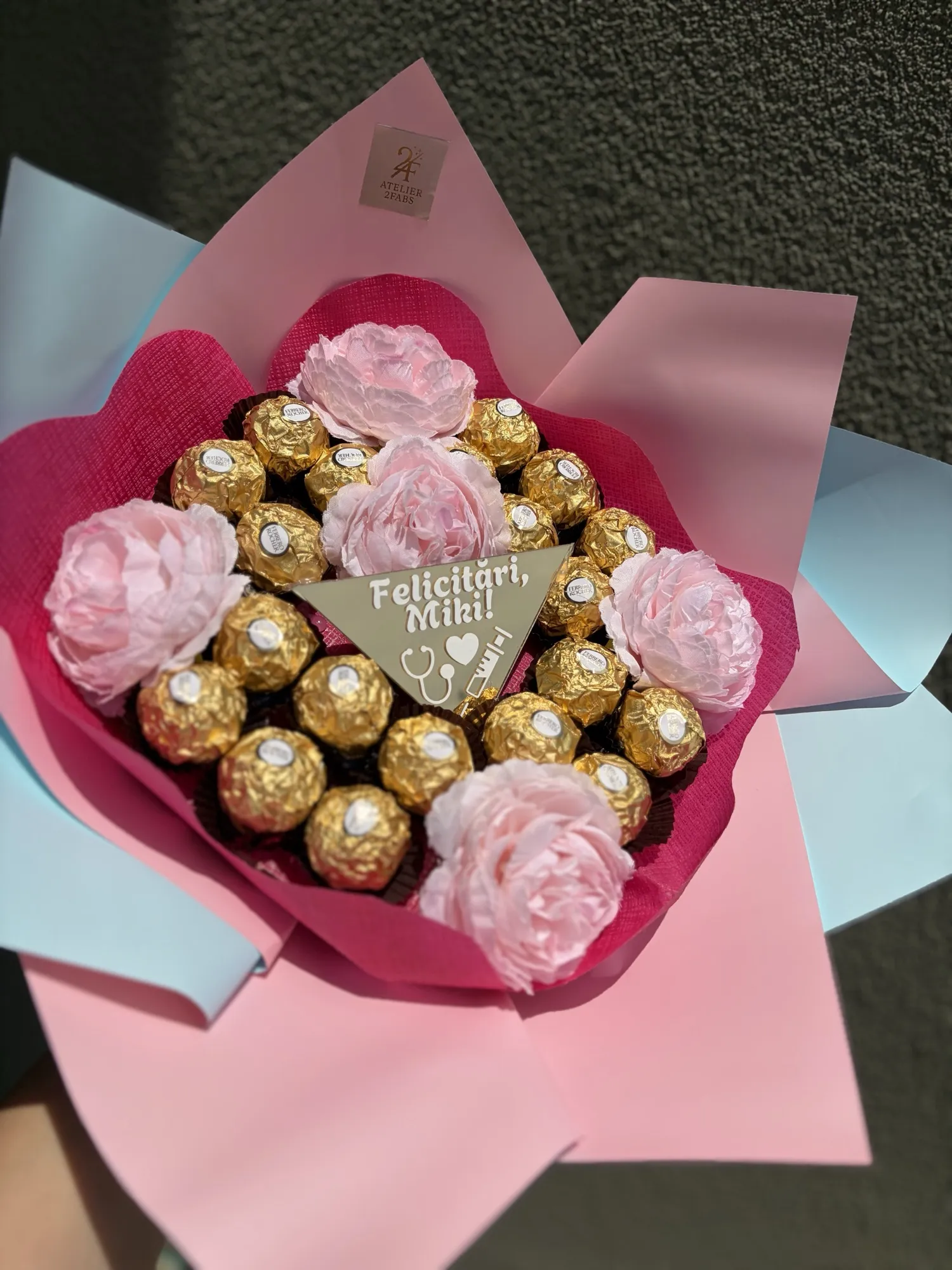 Buchet personalizat din dulciuri și flori, aranjat manual