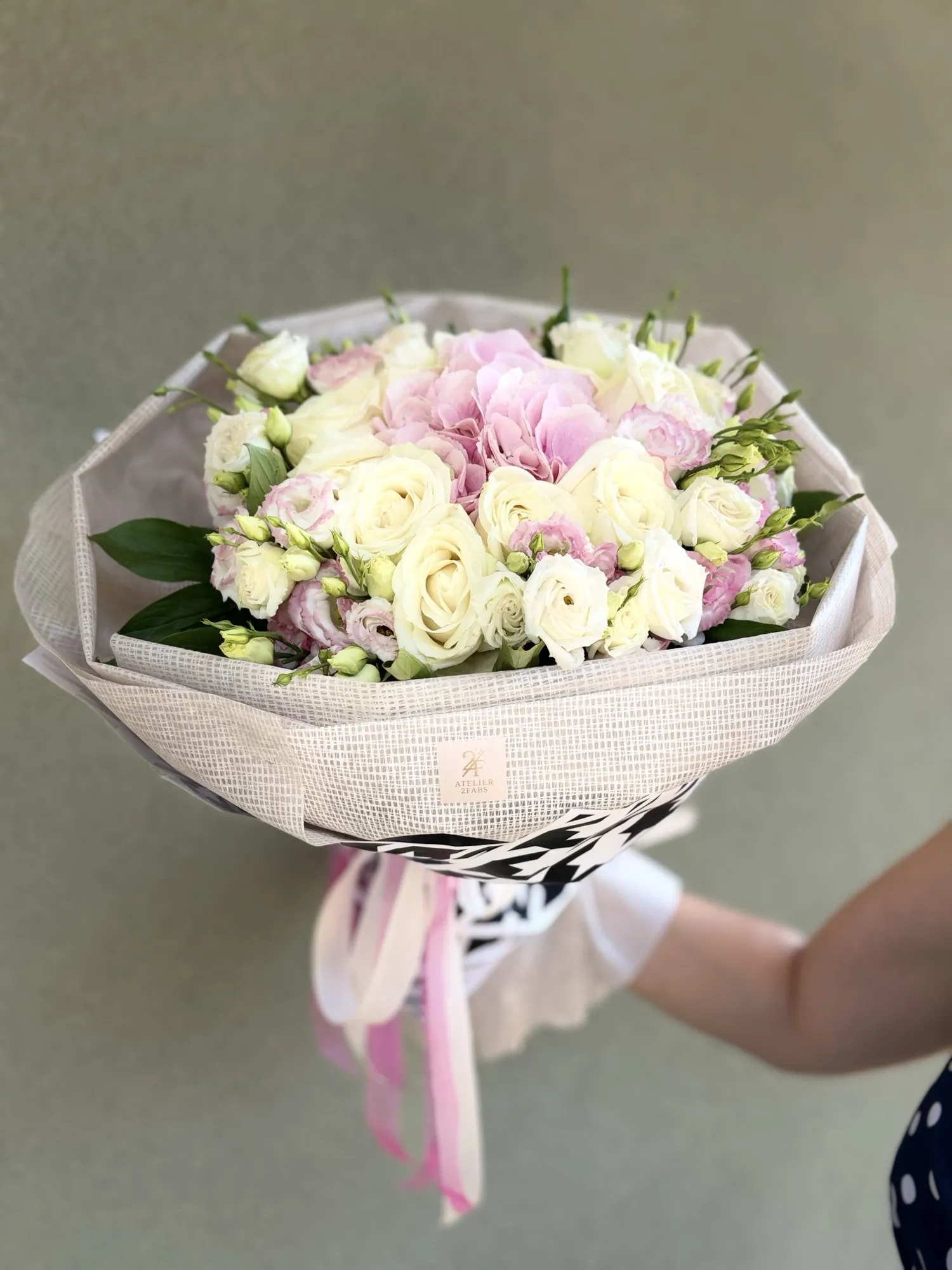 Buchet personalizat din dulciuri și flori, aranjat manual