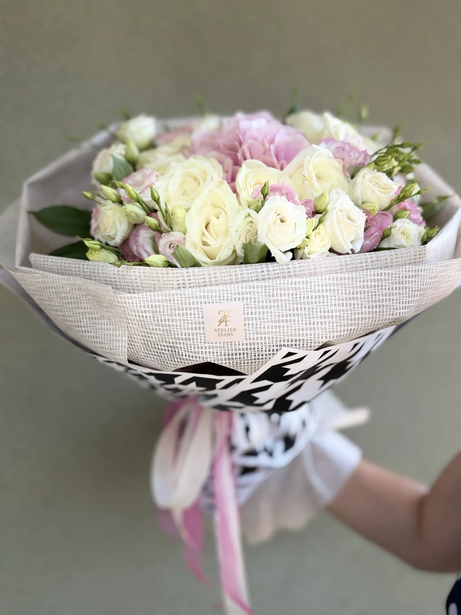 Buchet personalizat din dulciuri și flori, aranjat manual