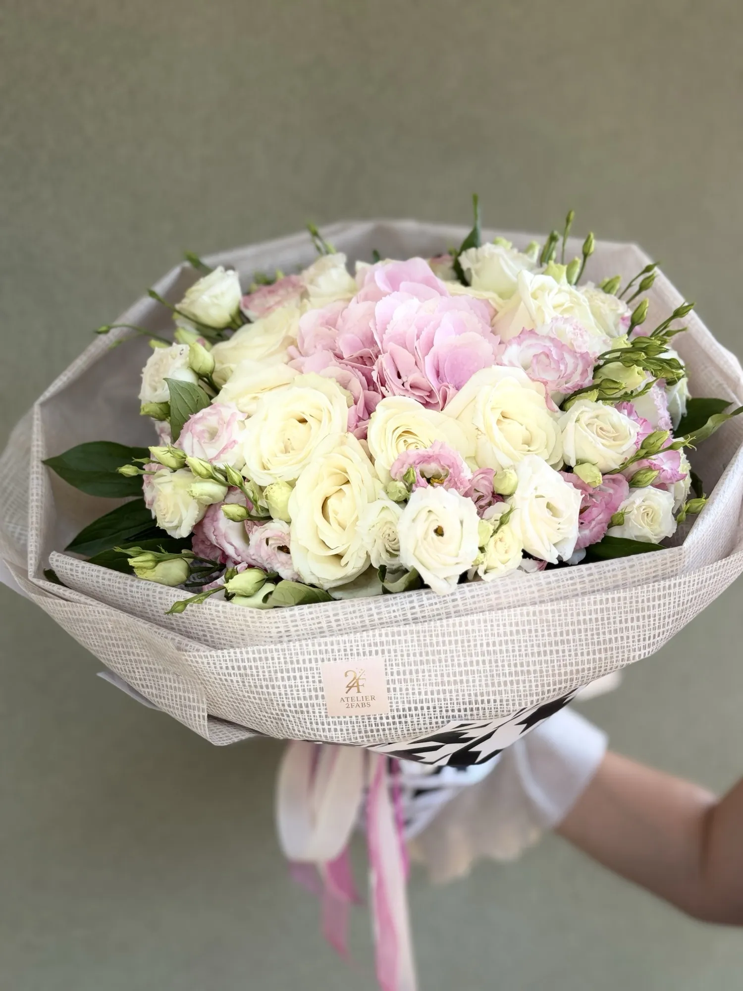 Buchet personalizat din dulciuri și flori, aranjat manual