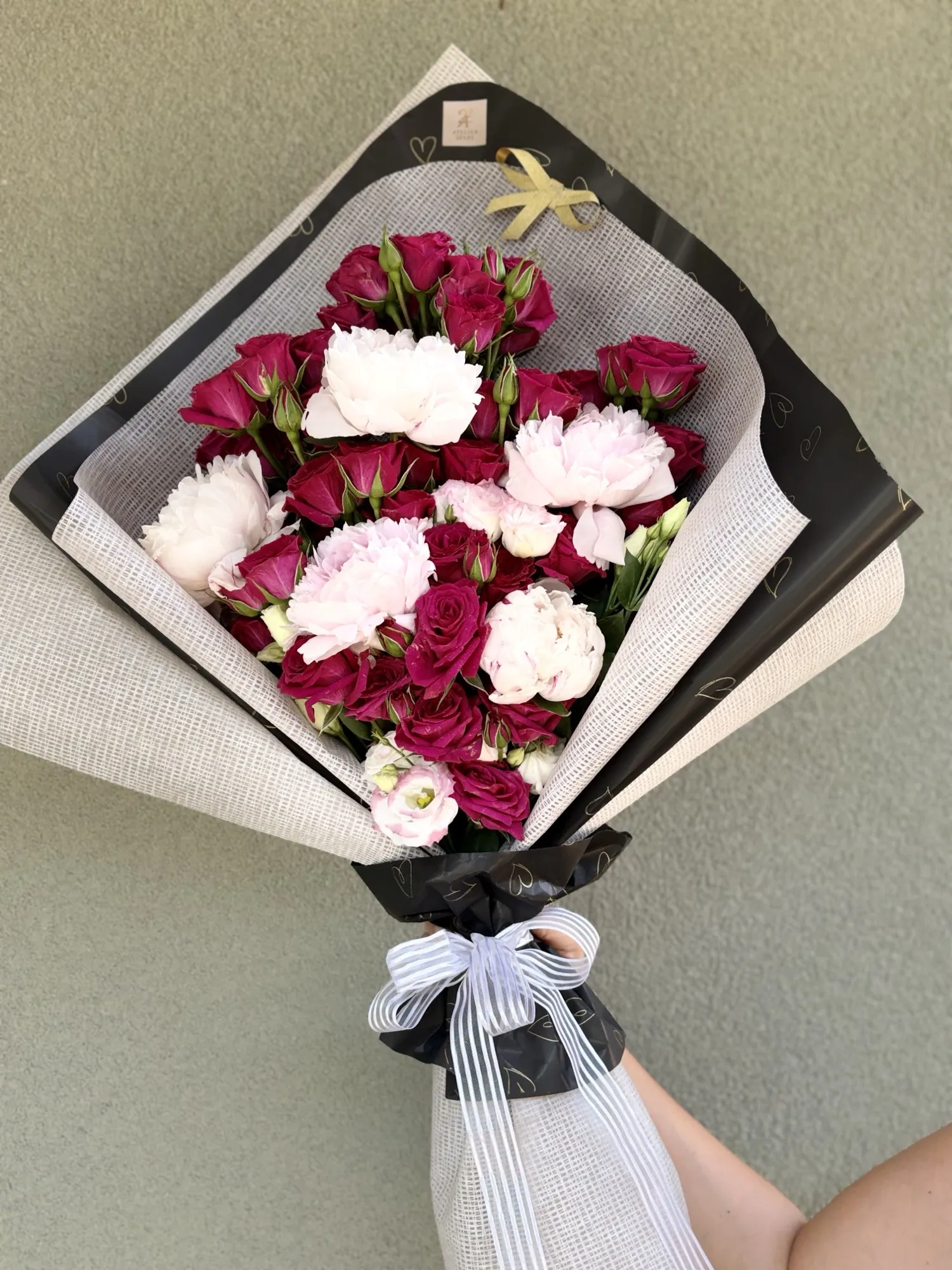 Buchet personalizat din dulciuri și flori, aranjat manual