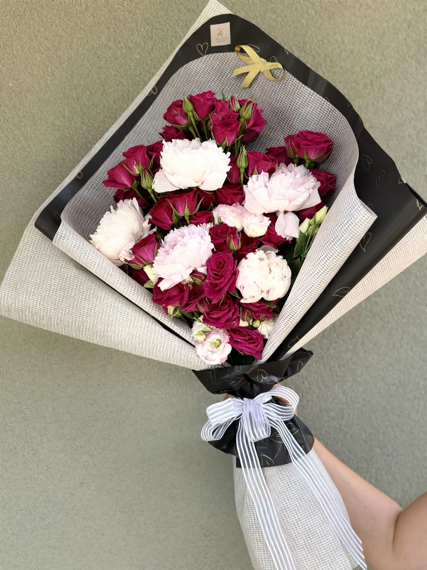 Buchet personalizat din dulciuri și flori, aranjat manual