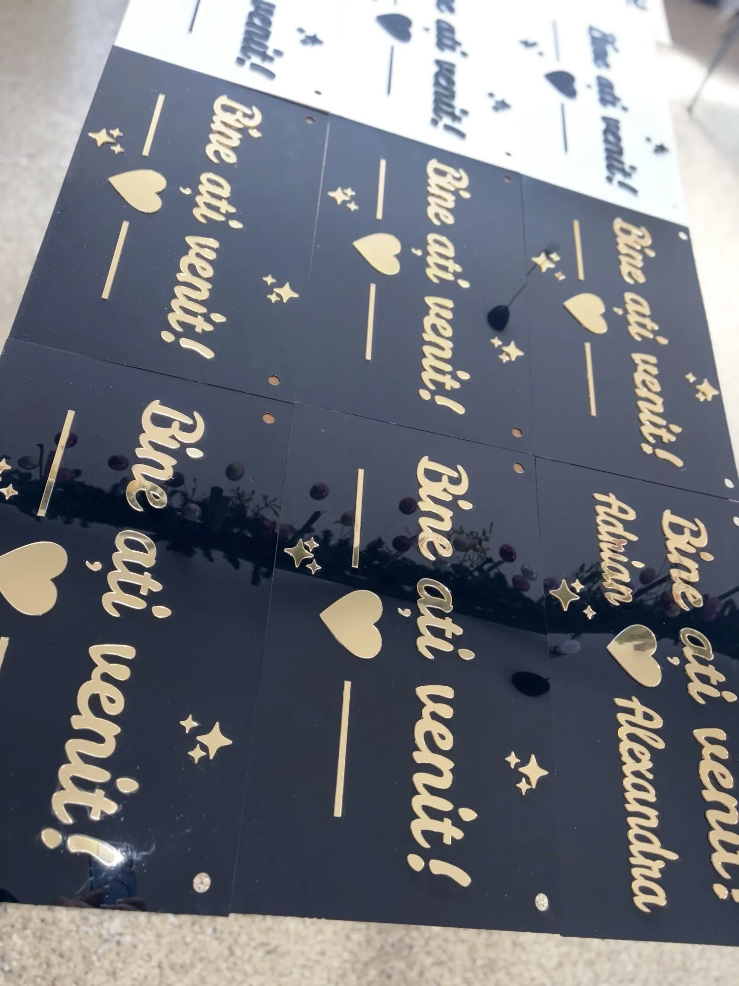 Decor de nuntă din lemn gravat, personalizat pentru miri