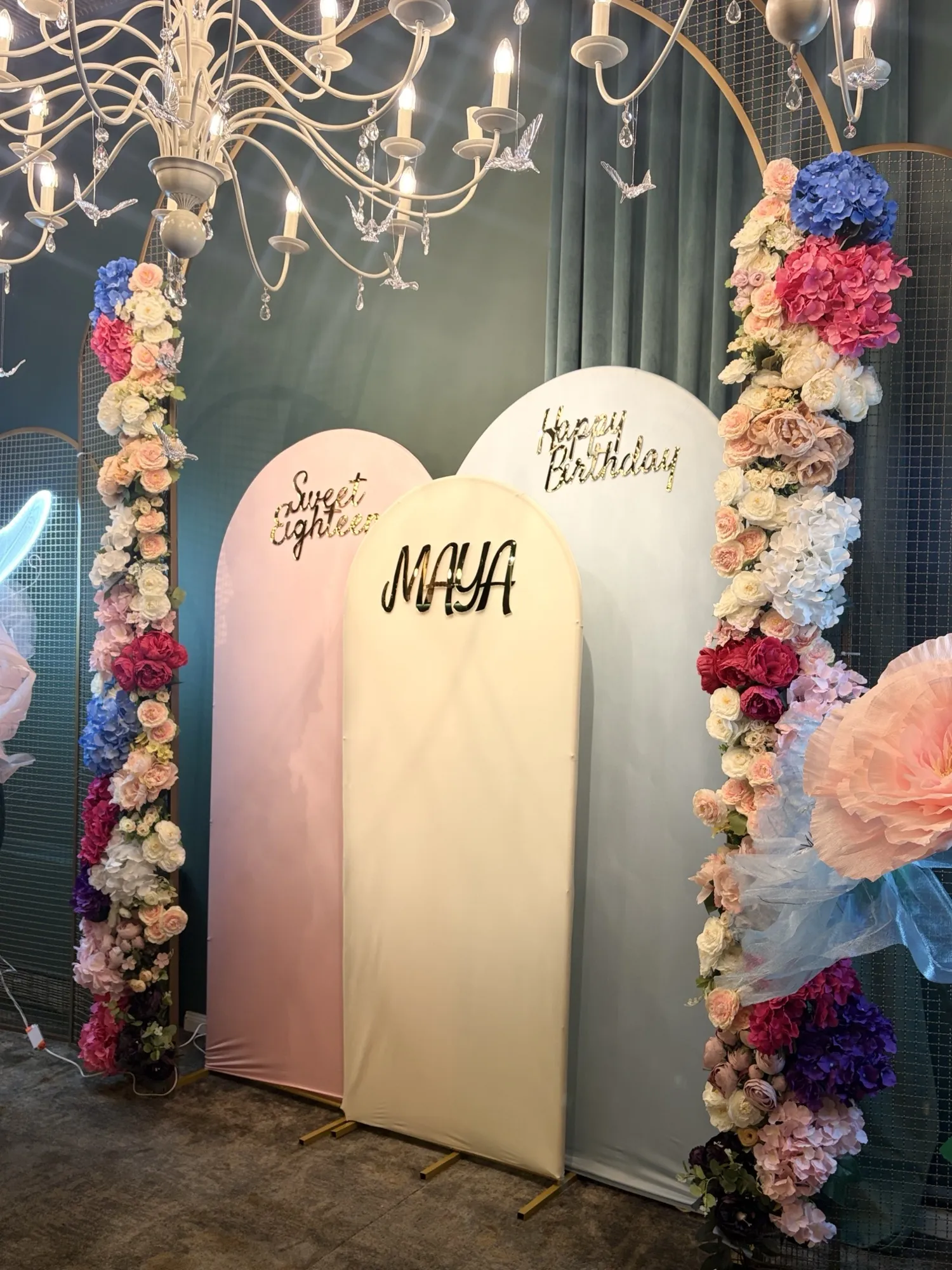 Decor personalizat pentru eveniment privat, aranjament pe temă