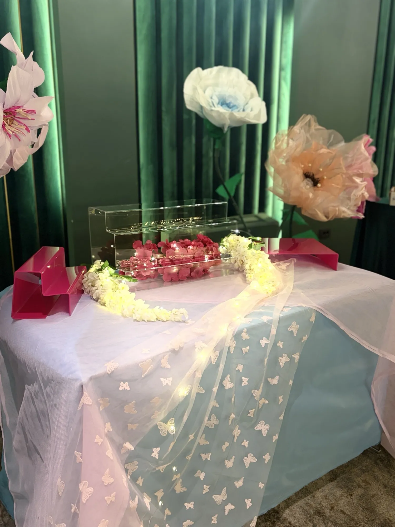 Decor personalizat pentru o petrecere aniversară — panouri cu nume și aranjamente, realizate cu gravură laser