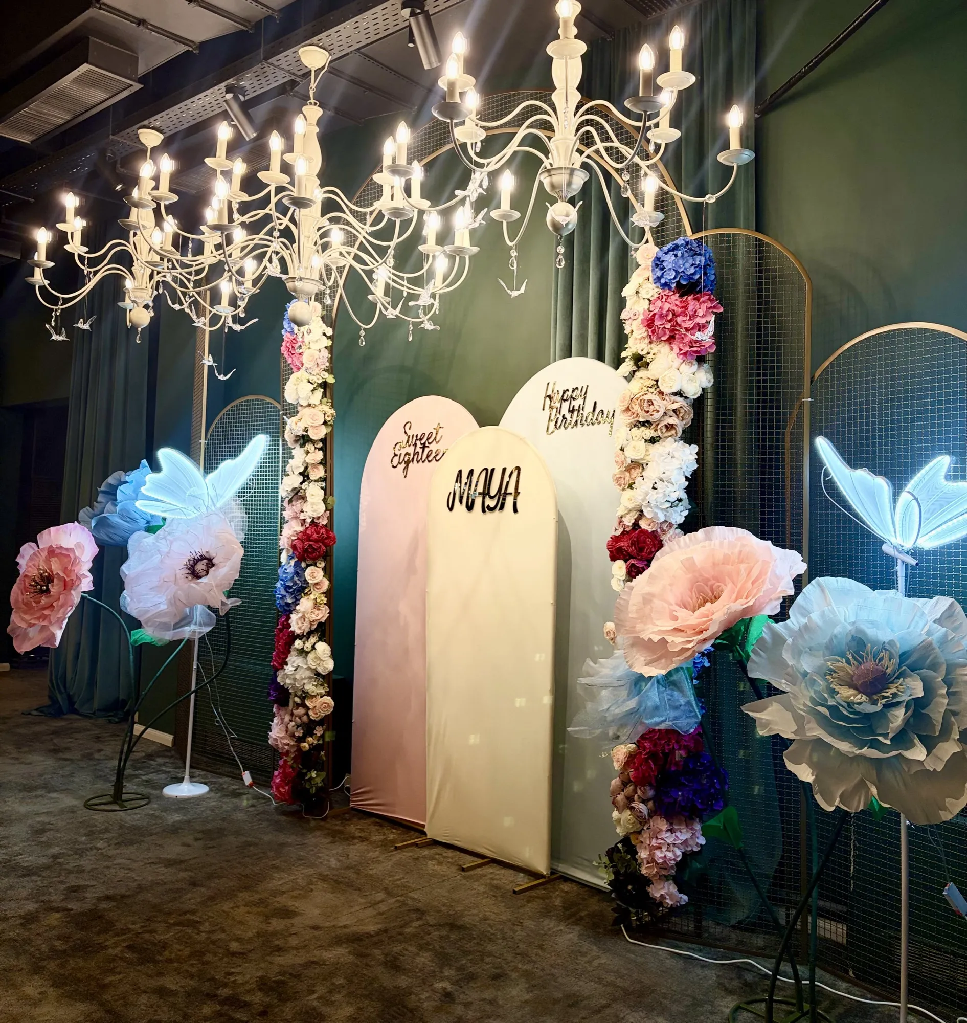 Decor personalizat pentru eveniment privat, aranjament pe temă