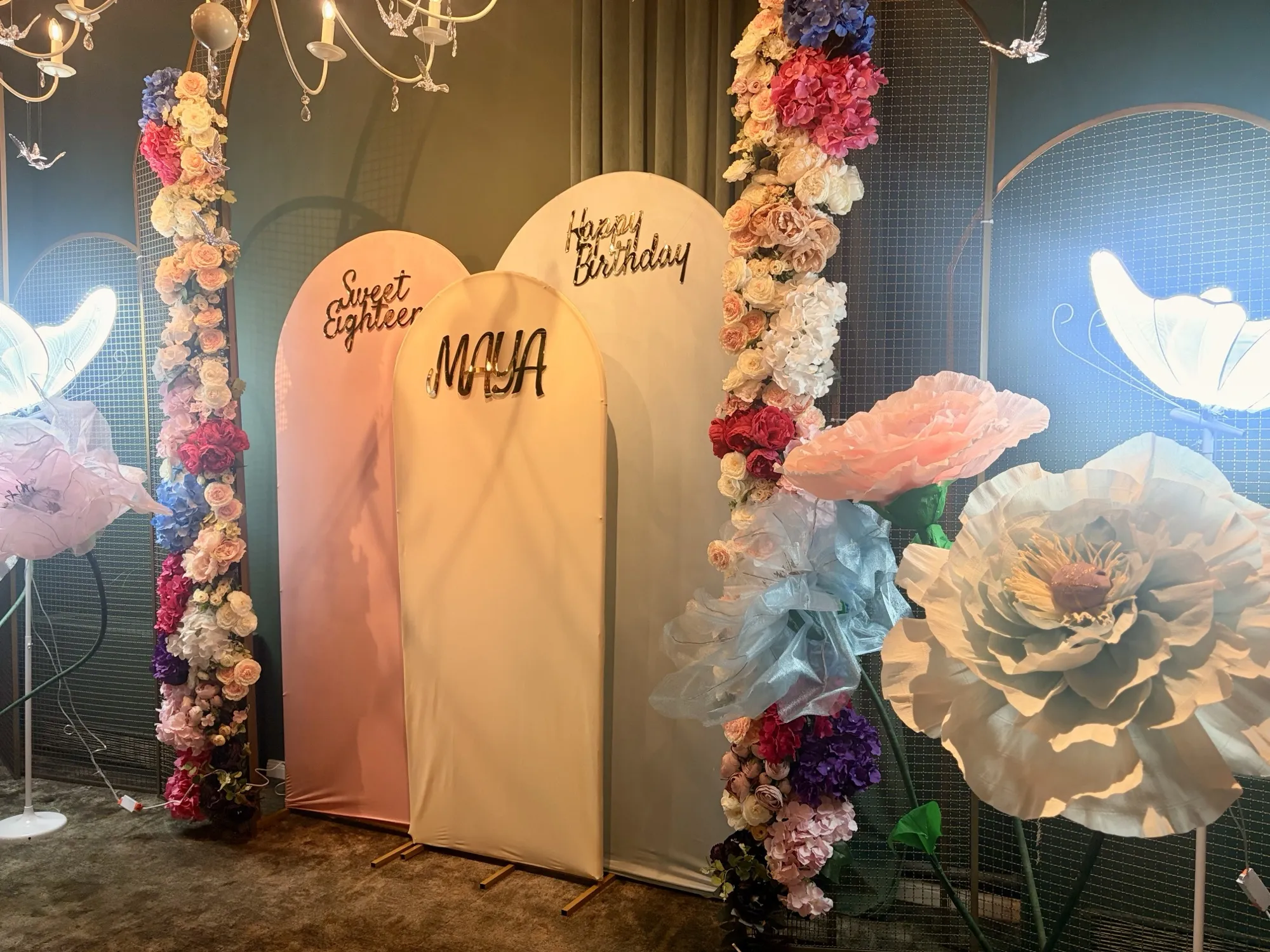 Decor personalizat pentru eveniment privat, aranjament pe temă