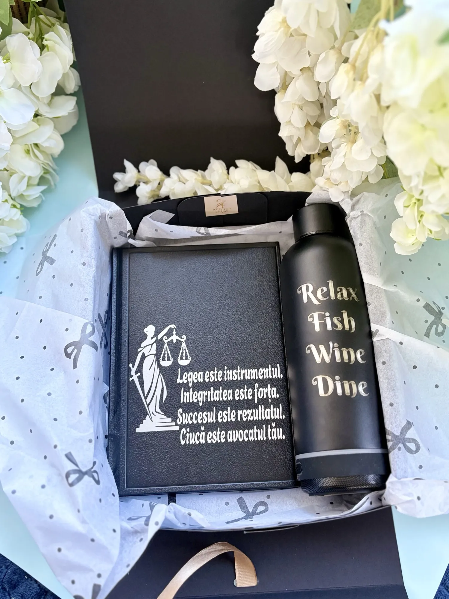 Pachet cadou personalizat cu obiecte gravate, ambalat cadou