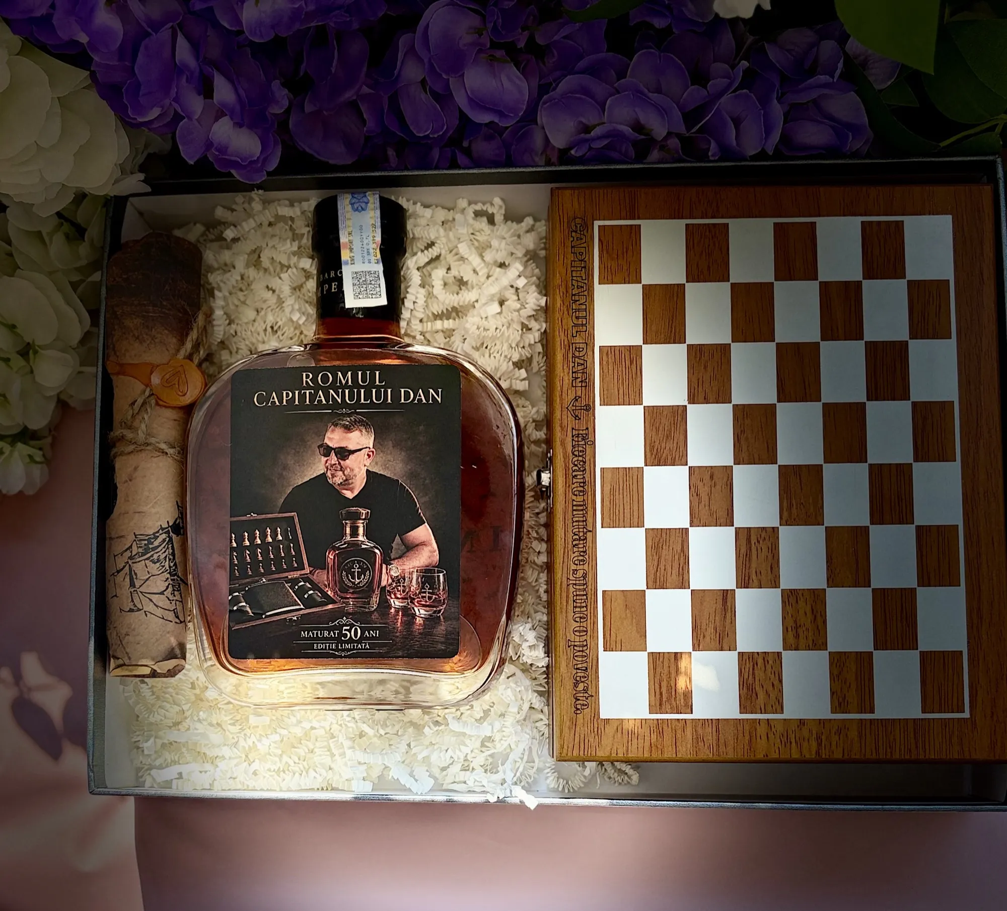 Pachet cadou personalizat cu obiecte gravate, ambalat cadou