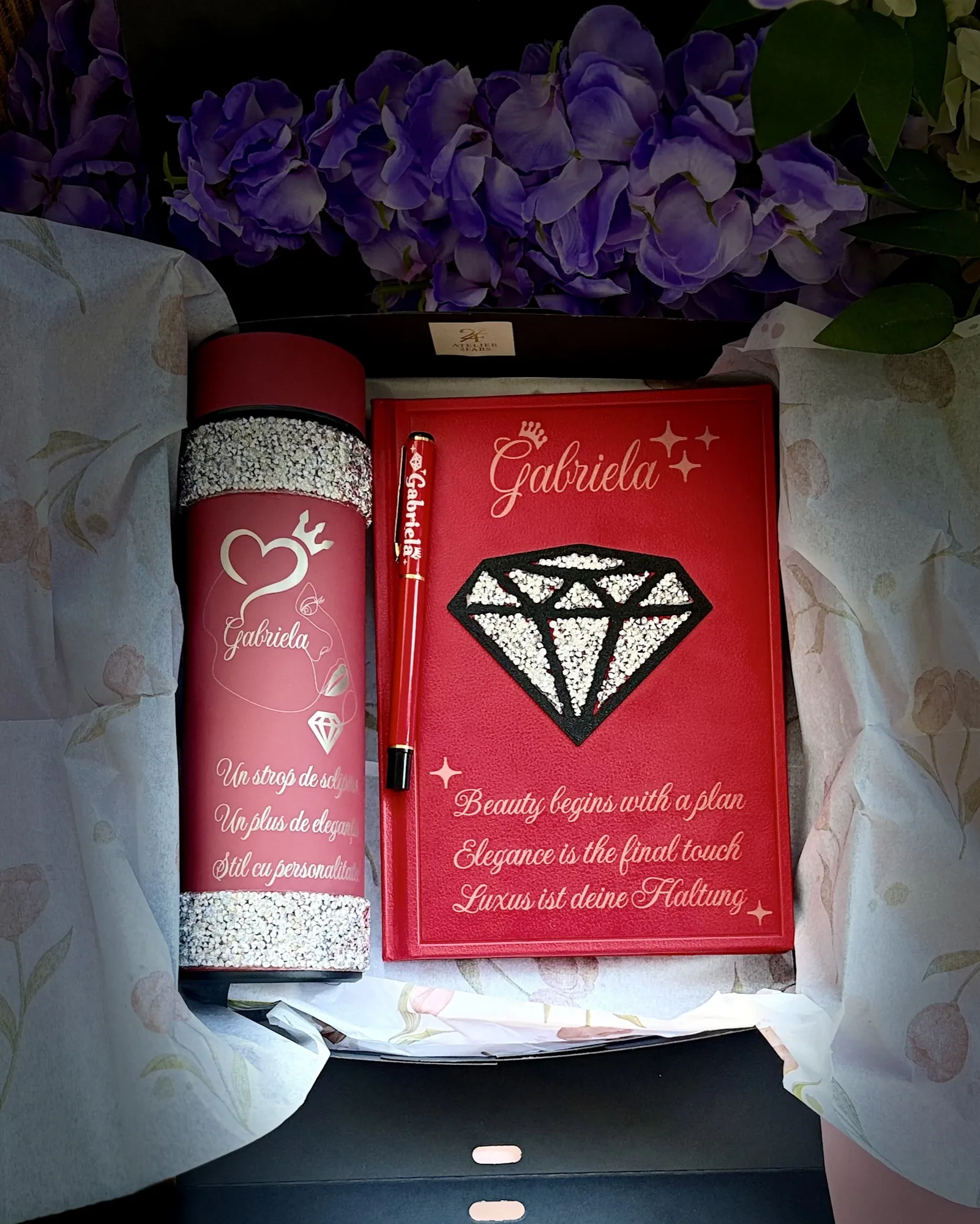 Pachet cadou personalizat cu obiecte gravate, ambalat cadou