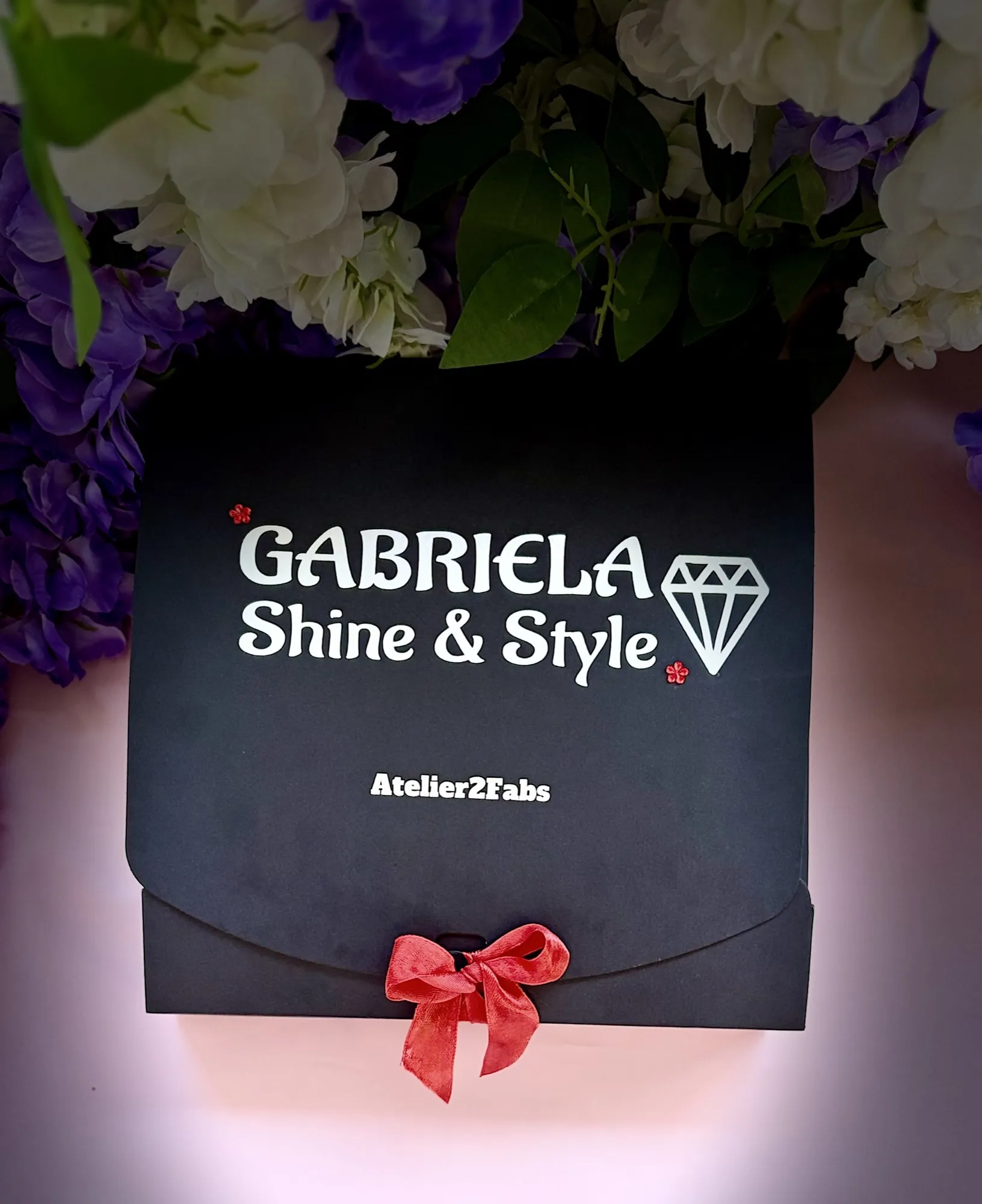 Pachet cadou personalizat cu obiecte gravate, ambalat cadou