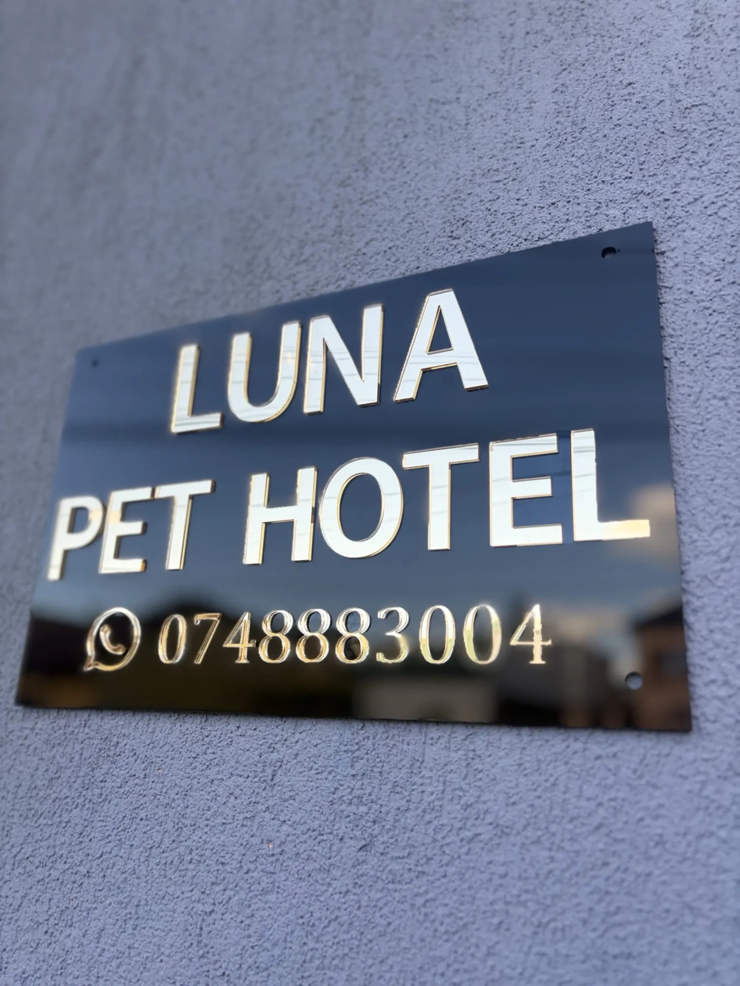 Panou din plexiglas gravat cu logo, semnalistică pentru firmă