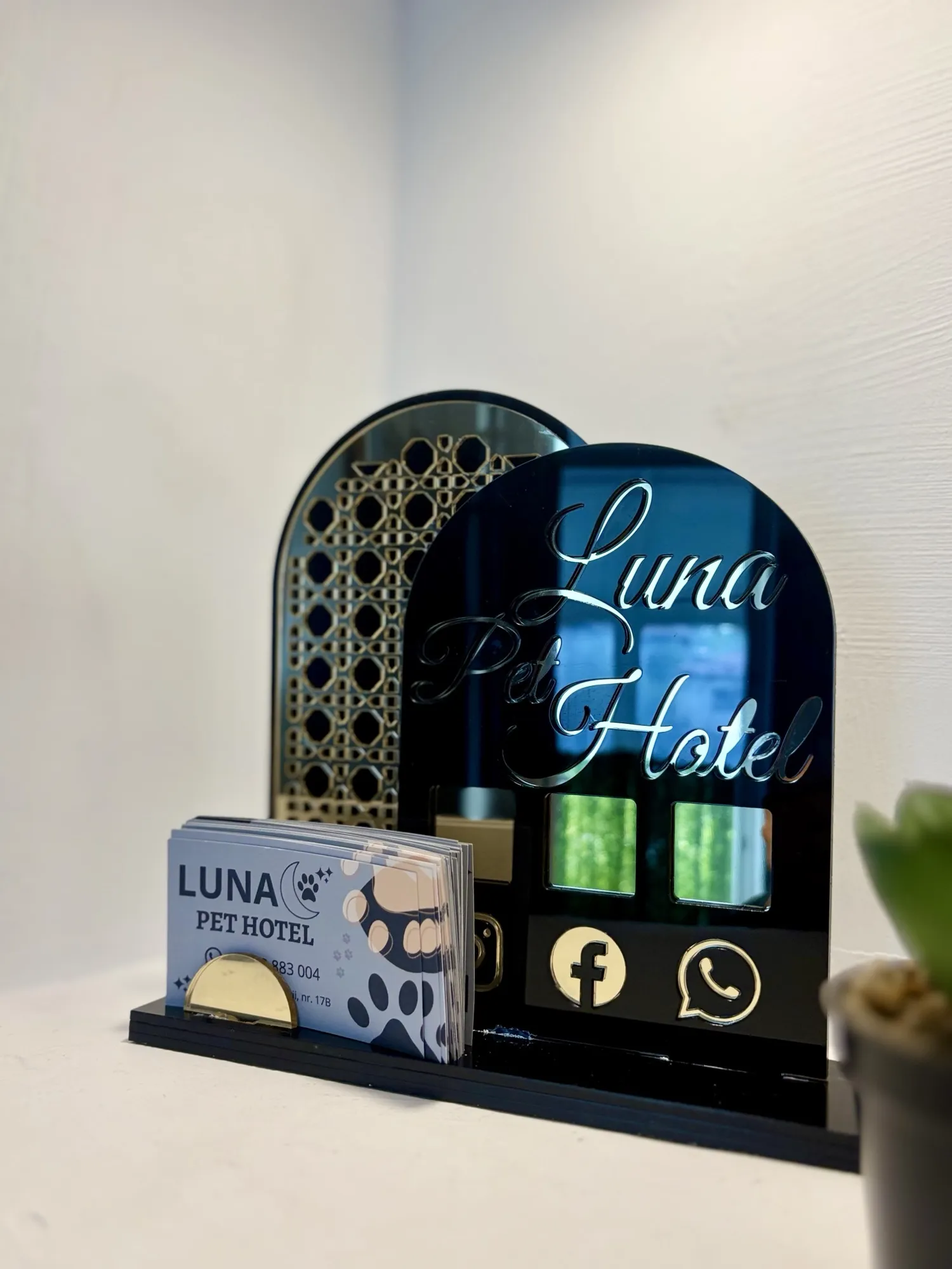 Panou din plexiglas gravat cu logo, semnalistică pentru firmă