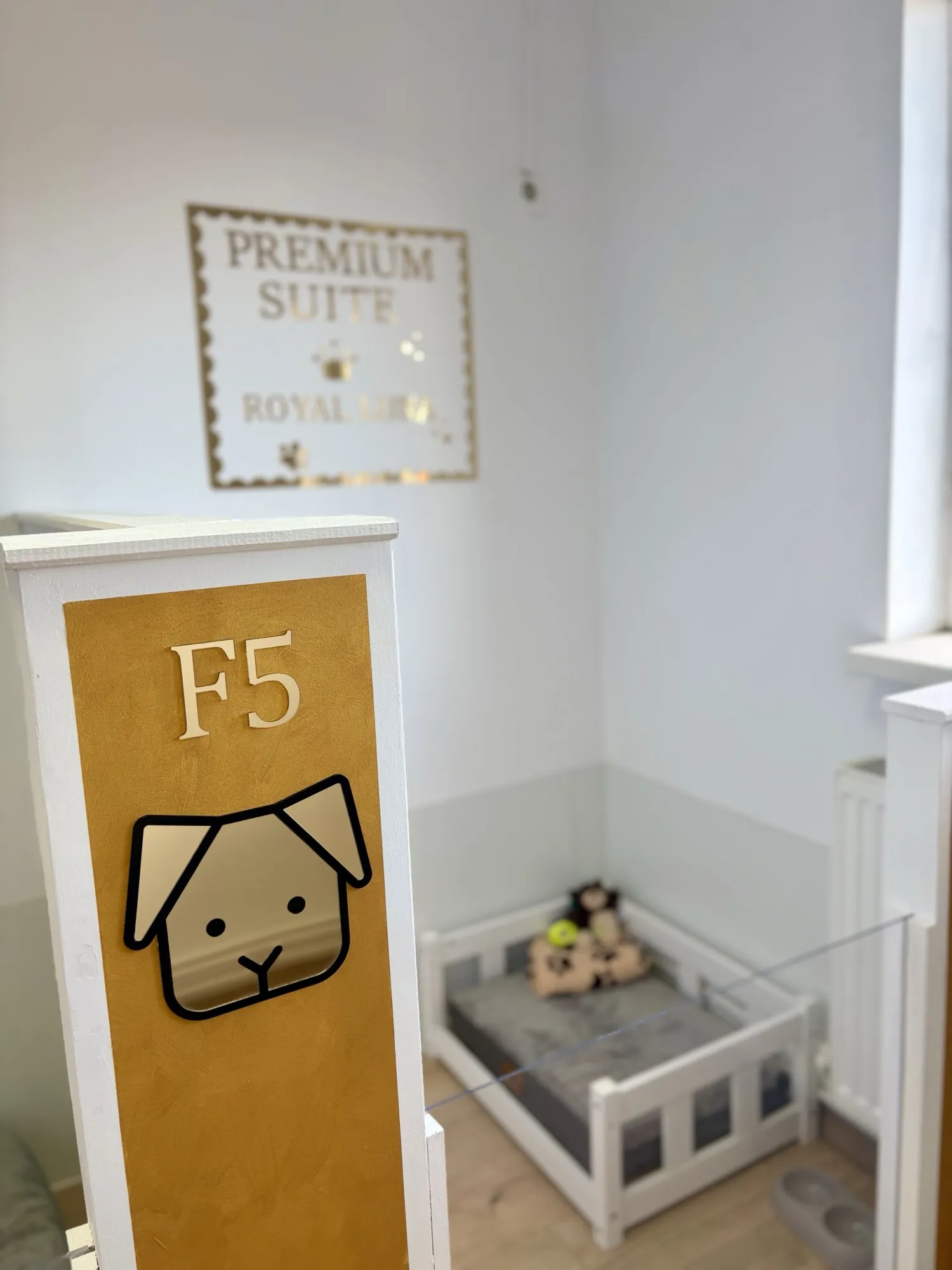 Panou din plexiglas gravat cu logo, semnalistică pentru firmă