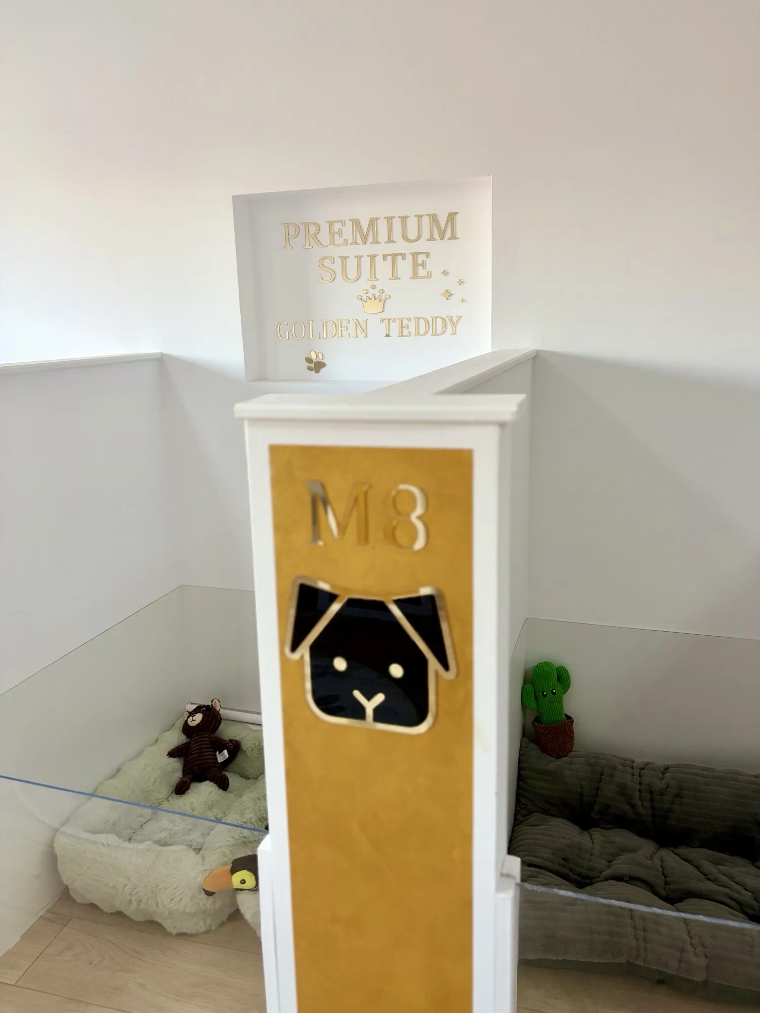 Panou din plexiglas gravat cu logo, semnalistică pentru firmă