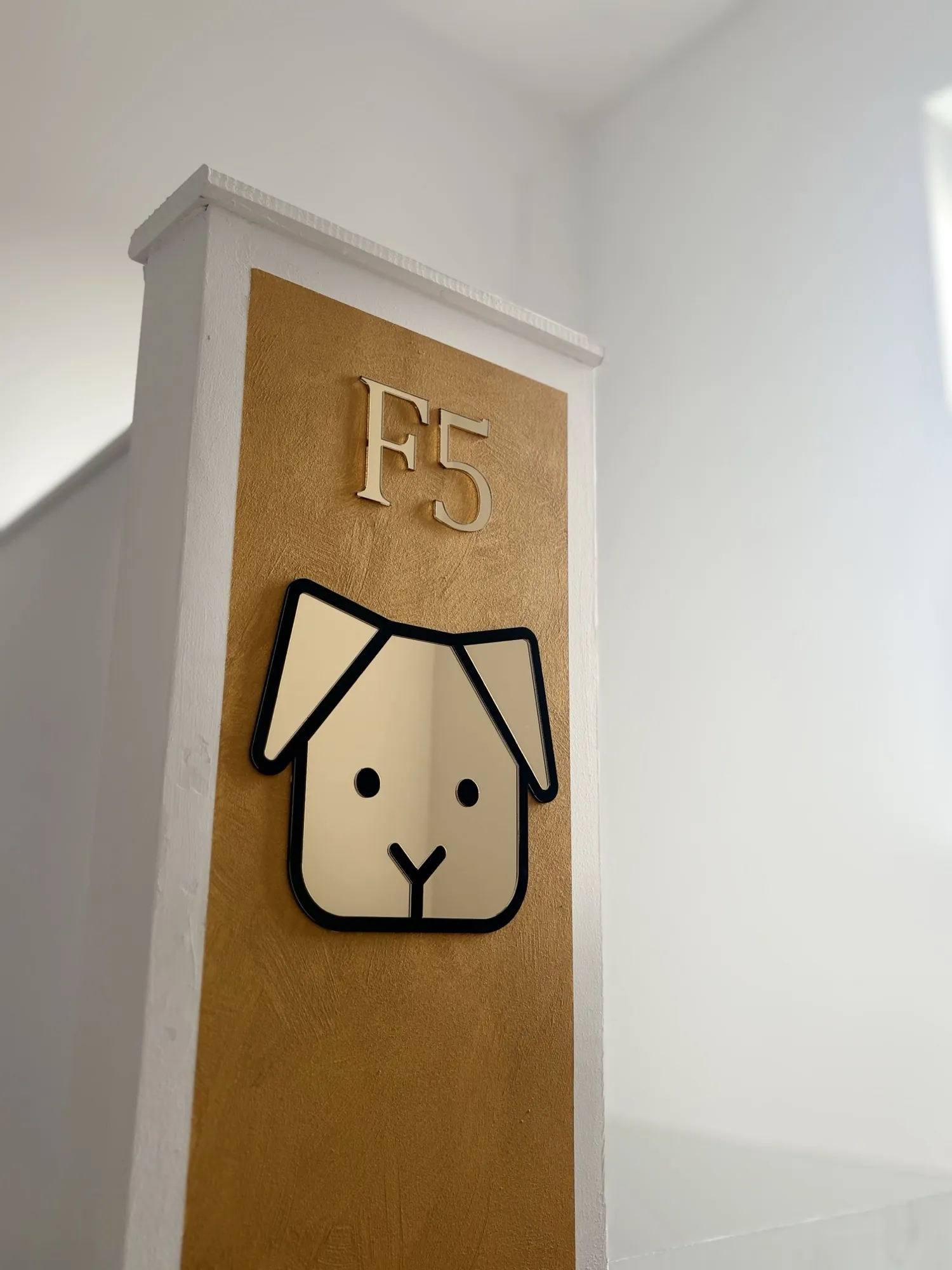 Panou din plexiglas gravat cu logo, semnalistică pentru firmă