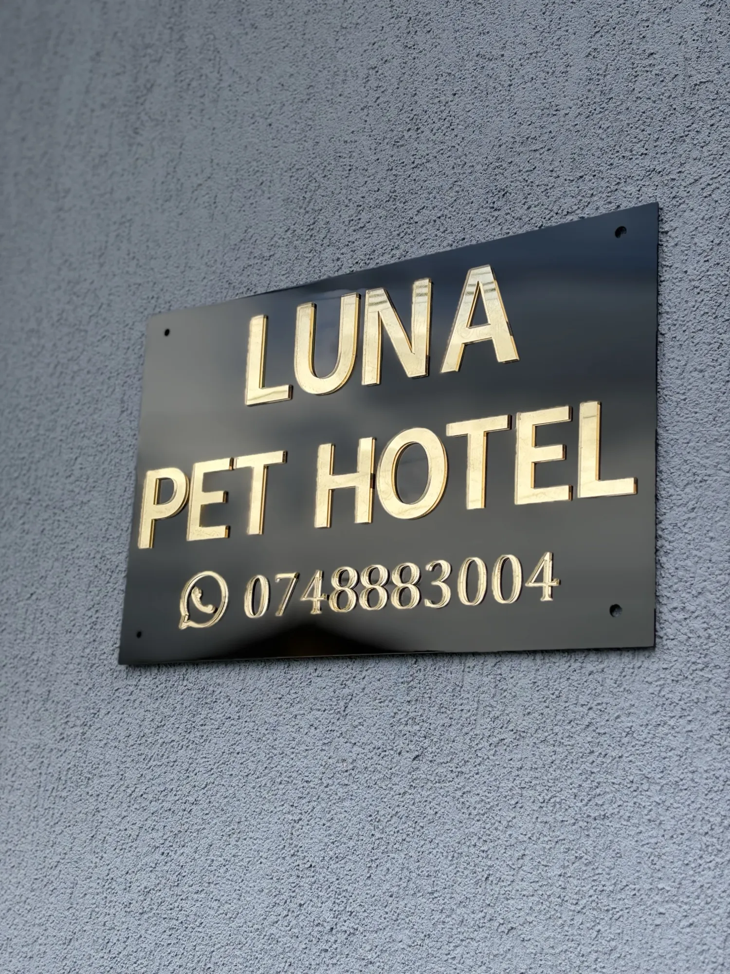 Panou din plexiglas gravat cu logo, semnalistică pentru firmă